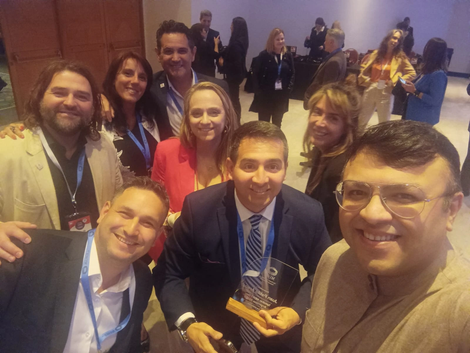 Juan Pablo Araoz recibiendo el reconocimiento Speaker MDRT Day Argentina 2022